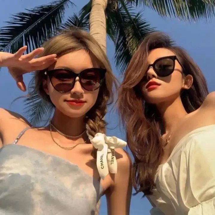 在拥挤的房间拥抱